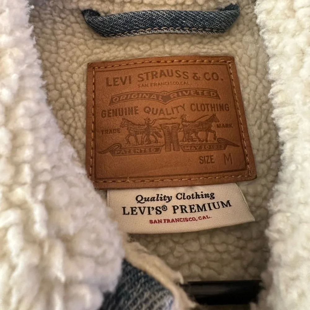 Levi’s Trucker Jacket with fur size M, barely worn :) - Picture 3 of 3
